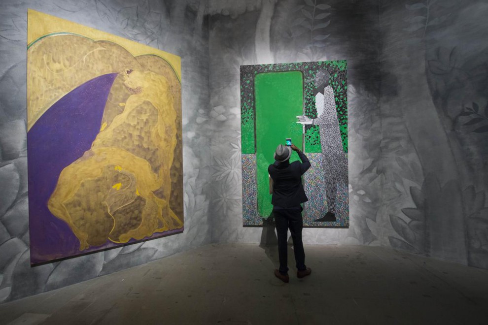 Посетитель фотографирует картину «Зелёное зеркало» («The Green Mirror») британского художника Криса Офили (Chris Ofili) на 56-й Венецианской биеннале биеннале, выставка, искуссво, скульптура, художник