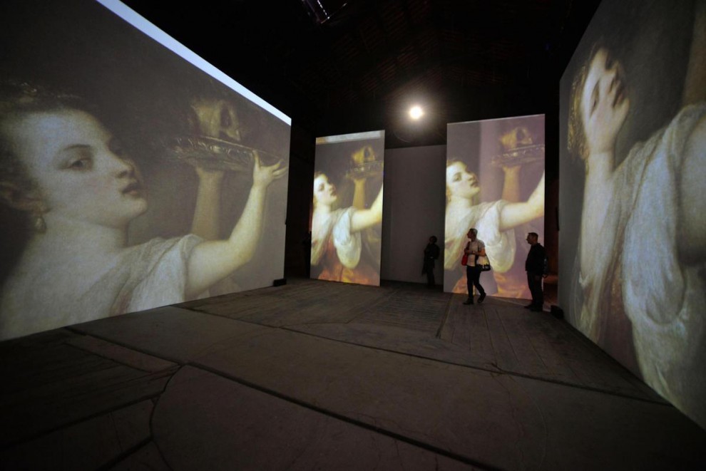 Люди смотрят работу британского режиссёра Питера Гринуэя (Peter Grennaway) в павильоне Италии биеннале, выставка, искуссво, скульптура, художник