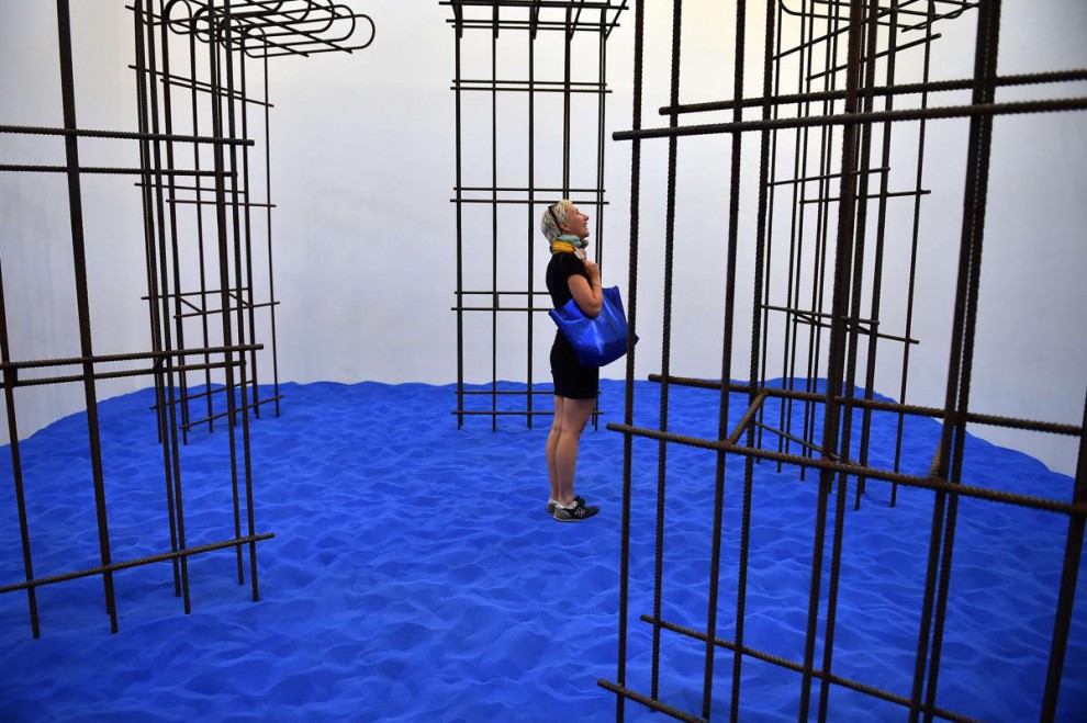 Инсталляция «Speculating on the Blue» художницы Флаки Халити (Flaka Haliti) в павильоне Республики Косово биеннале, выставка, искуссво, скульптура, художник