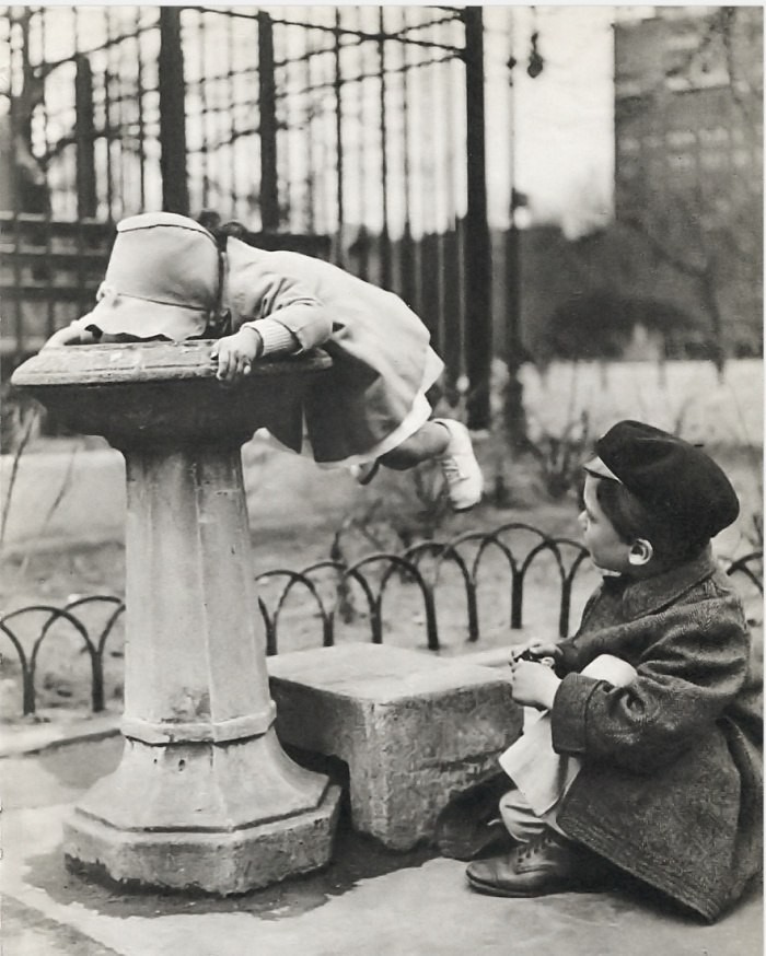 У питьевого фонтанчика, Нью–Йорк, США, 1930-е история, смотреть, фото