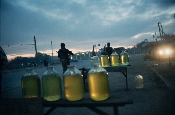 Продажа бензина у дороги в Грозном, октябрь 2000 года история, смотреть, фото