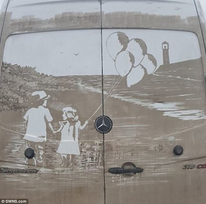 Художник рисует картины на грязи собственного автомобиля авто, грязь, искусство, картина, креатив, рисунок, рисунок на автомобиле, творчество