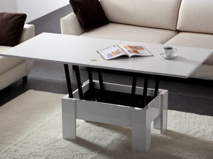Функциональный стол – трансформер для небольшой гостиной 