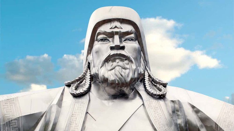 Загадочная смерть До сих пор неизвестно, от чего именно погиб Чингисхан. В свои 65 лет правитель огромной империи оставался сильным и деятельным воином, что практически исключает версию смерти от старости. Некоторые историки полагают, что Чингисхана зарезала юная наложница, захваченная тангутская принцесса.