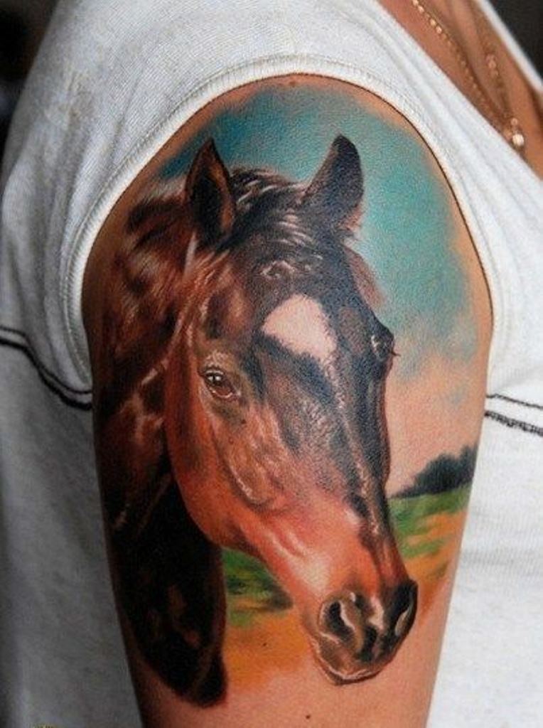 Татуировка с изображением лошади на фоне природы