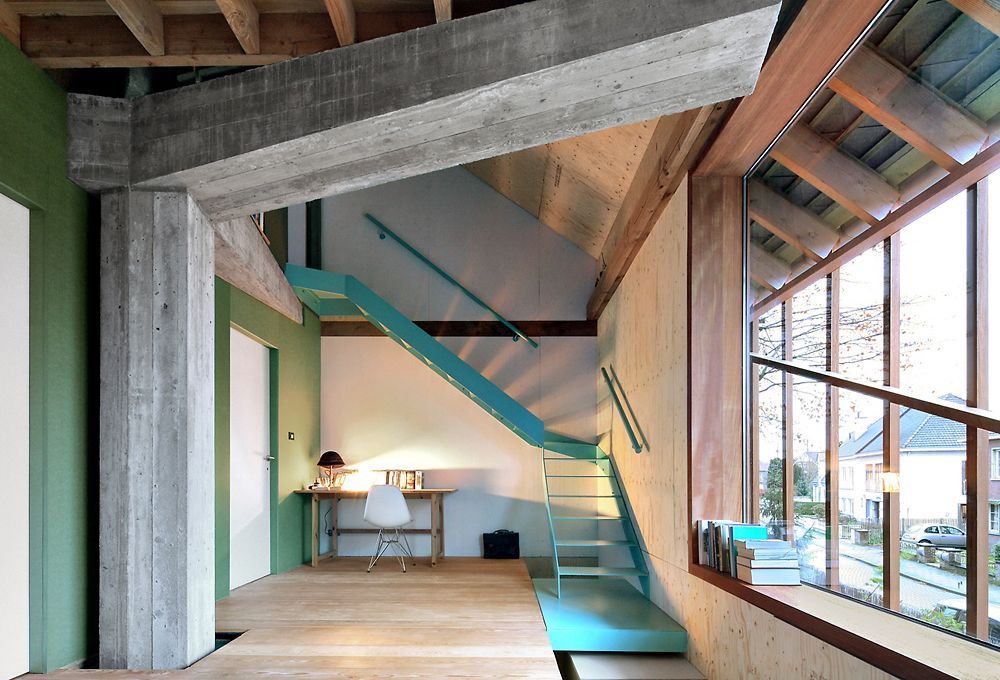 Отличное сочетание голых бетонных перекрытий, дерева и бирюзовой металлической лестницы