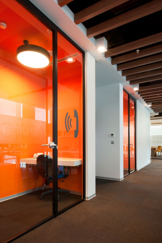 Динамичный оранжевый цвет в изолированных ячейках, рассчитанных на одного человека, в стамбульском офисе международной фармацевтической компании