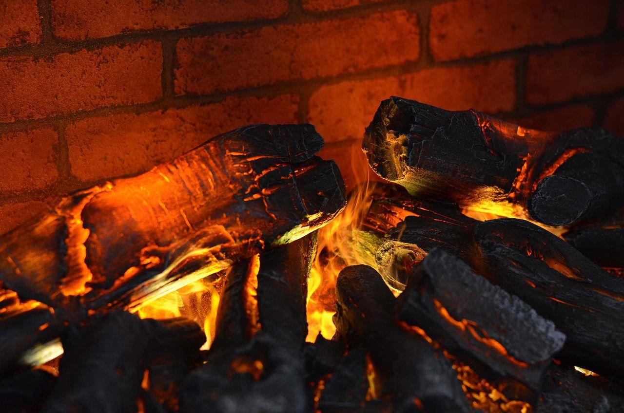 Что такое имитация огня – это создание искусственного пламени в фальш камине. Многие жители квартир мечтают сделать камин, завораживающий картиной огня