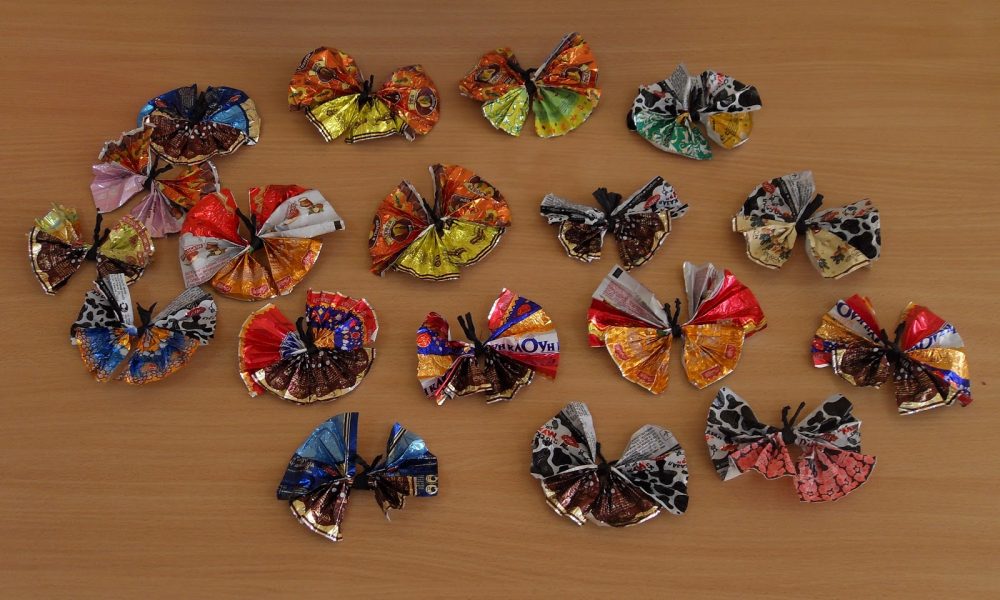 Простые бабочки из фантиков