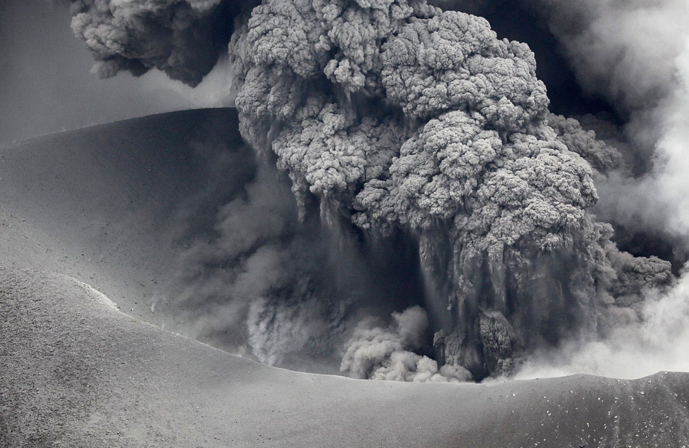 Извержение вулкана Синмоэ