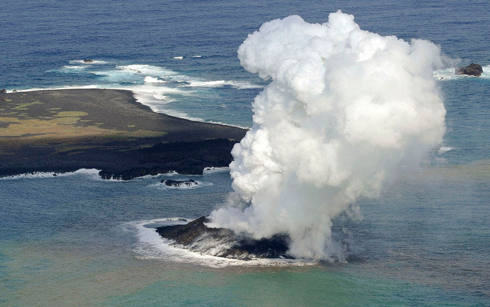 Извержение подводного вулкана у берегов небольшого необитаемого острова Nishinoshimaв Японии