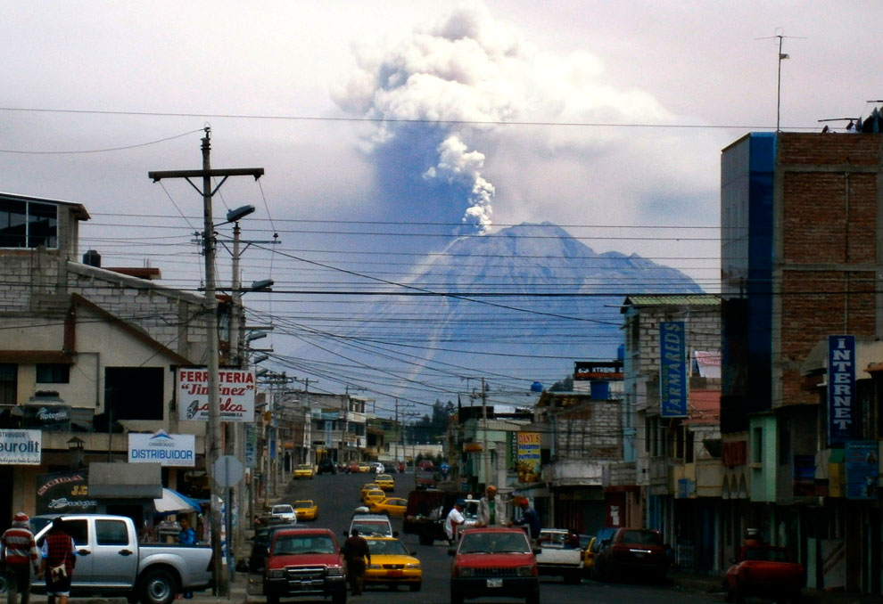 Извержение вулкана Тунгурауа (исп. «огненное горло») — действующего вулкана в Эквадорских Андах (Кордильера-Реаль), на территории национального парка Сангай