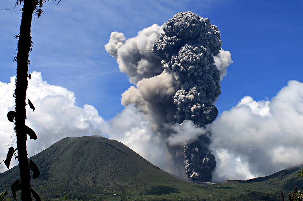 Извержение вулкана Локон на индонезийском острове Сулавеси