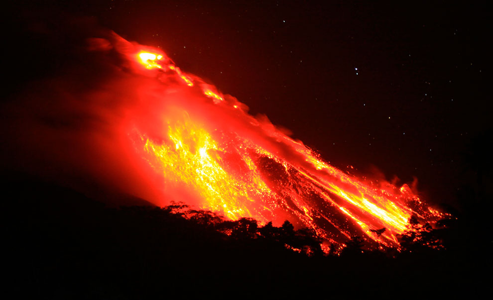Извержение активного вулкана Карангетанг
