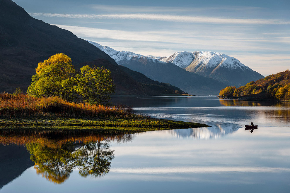 Пресноводное озеро Лох-Ли́вен в Шотландии