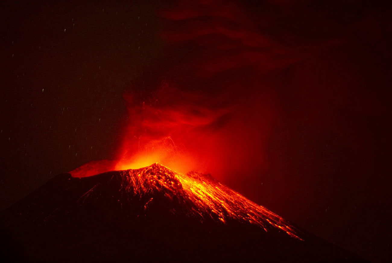 Извержение вулкана в природе, фото
