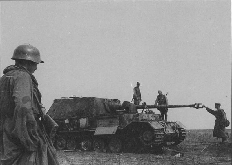 На фото русские солдаты осматривают подбитую немецкую САУ битва, война, курская