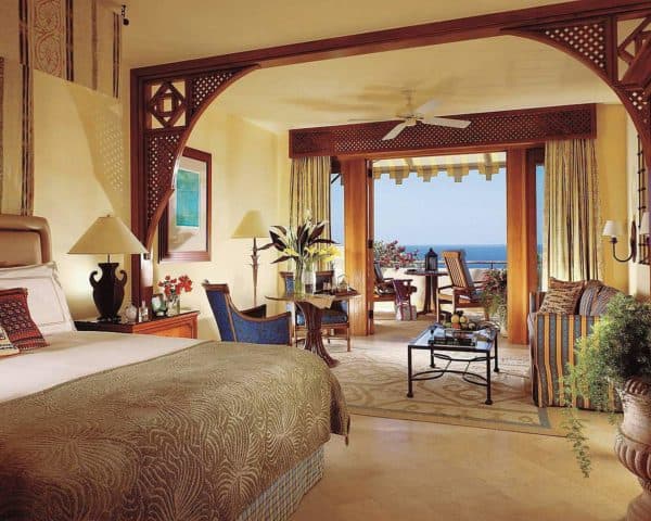 спальня в египетском стиле на курорте с видом на море