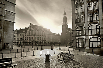Площадь старого города на рассвете, черно-белое (Код изображения: 14046)