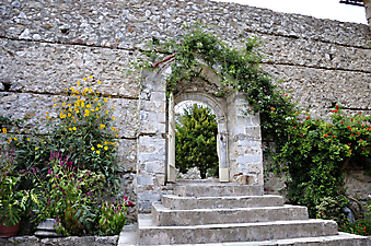 Дверь в дворик с красивым садом (Код изображения: 14034)