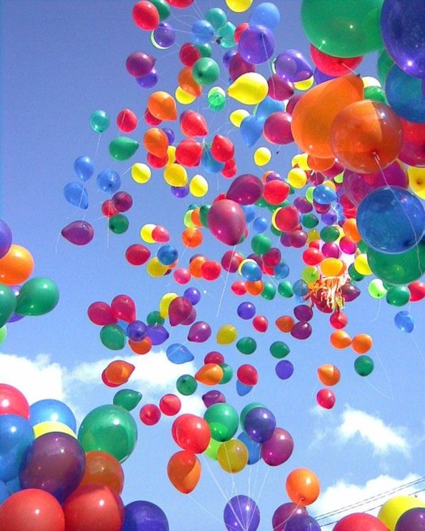 цветные воздушные шары на фоне голубого весеннего неба
