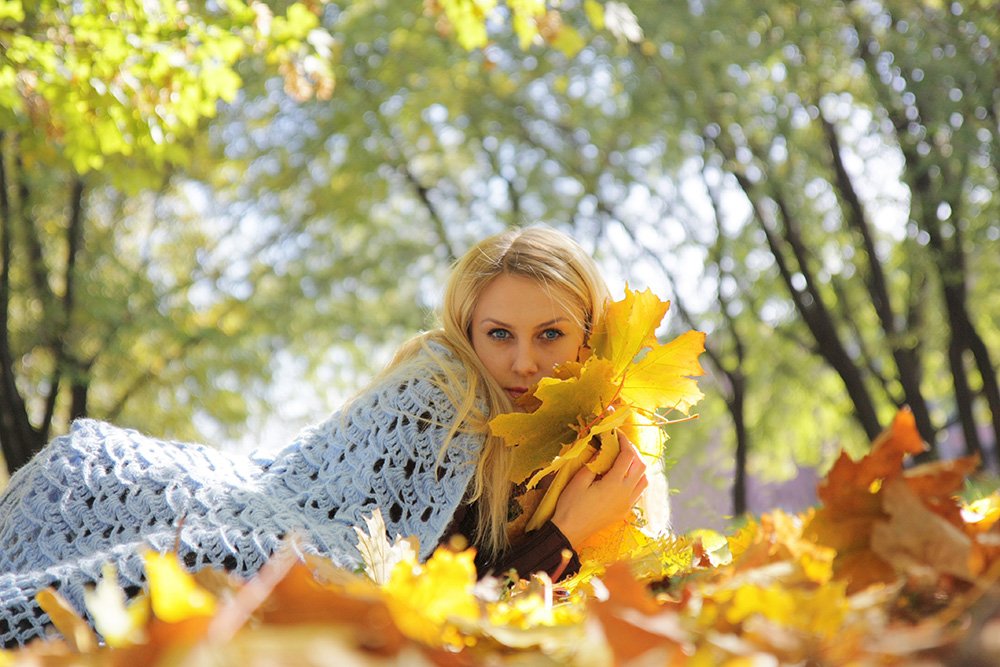 девушка лес осень желтые кленовые листья