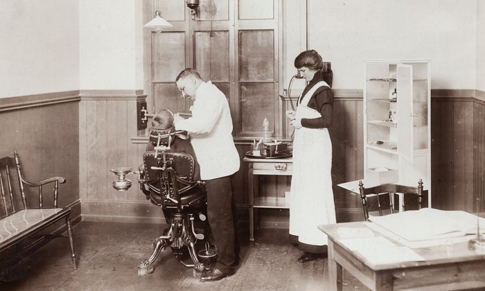 11. Стоматолог и медсестра лечат зубы школьнику. 1910 год.