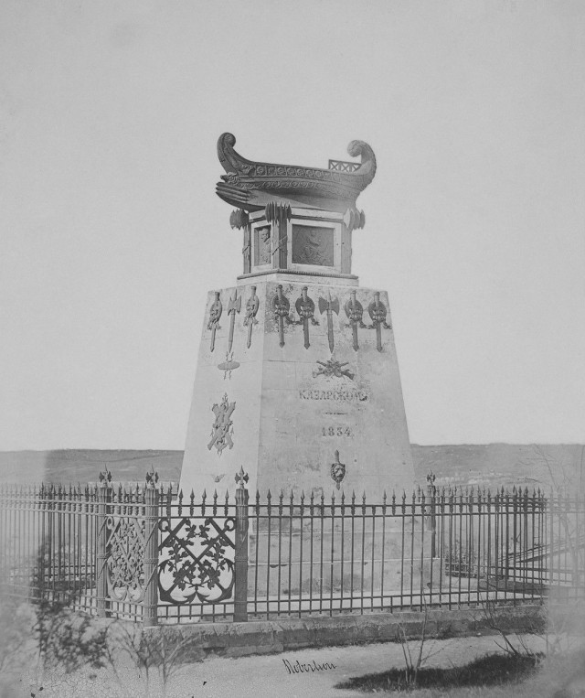 Памятник Казарскому. Фото Джеймса Робертсона. Севастополь, 1855-1856 гг..jpg