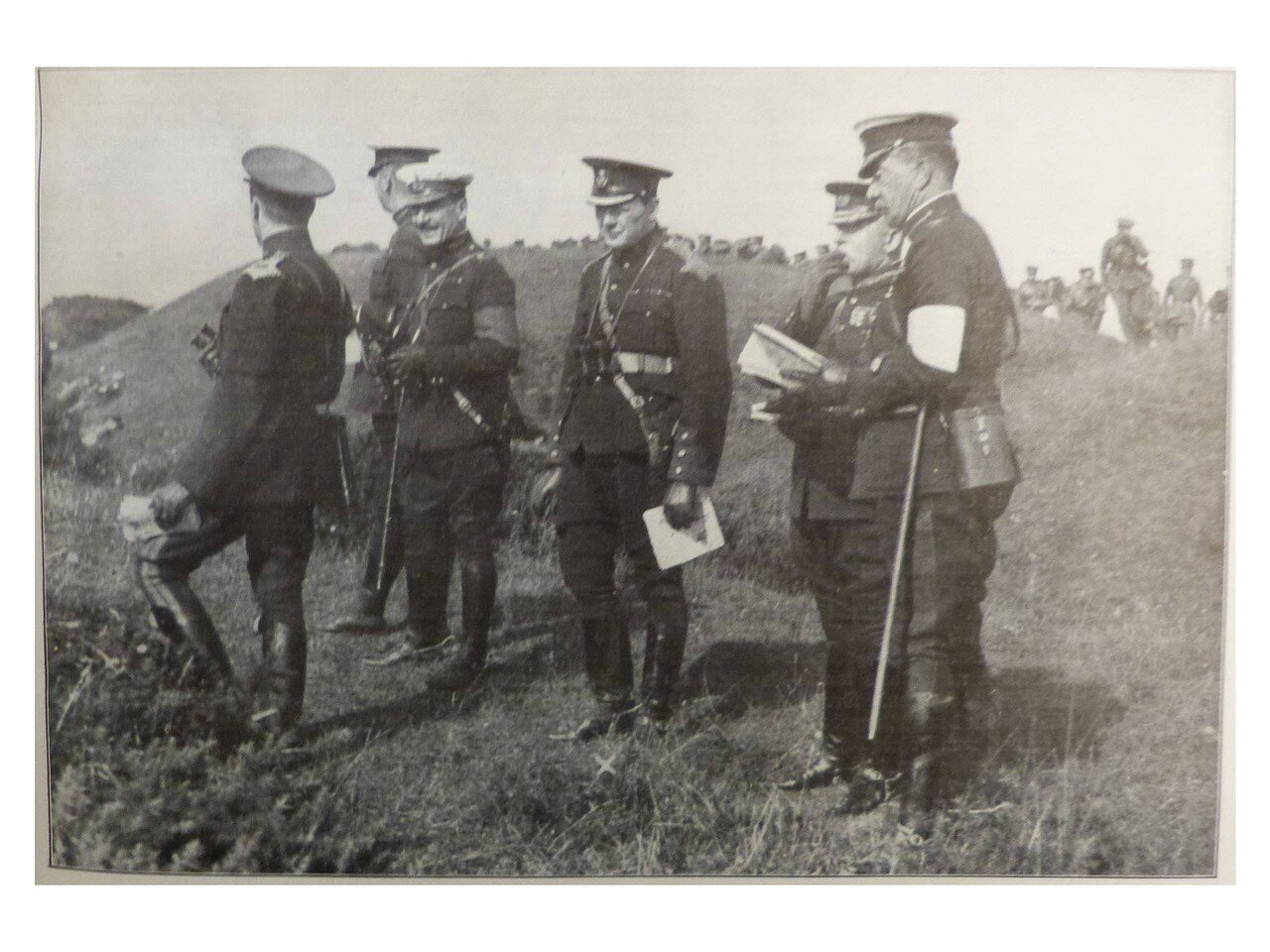 1910. Министр внутренних дел Уинстон Черчилль (третий справа) наблюдает за маневрами в Олдершоте с генералом Френчем (второй справа)