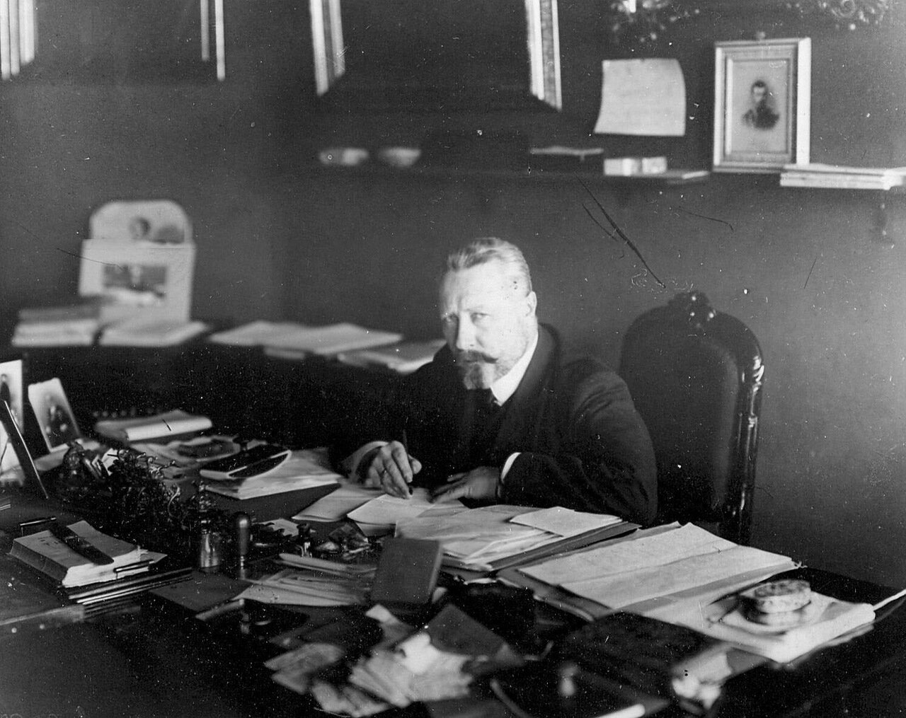 10. Сенатор, гофмейстер Дмитрий Борисович Нейдгарт в кабинете за письменным столом. 1911