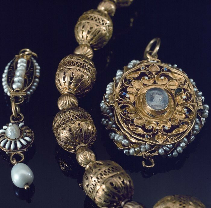 mary-queen-of-scots-jewellery-c-national-museums-scotland_700x693.jpg