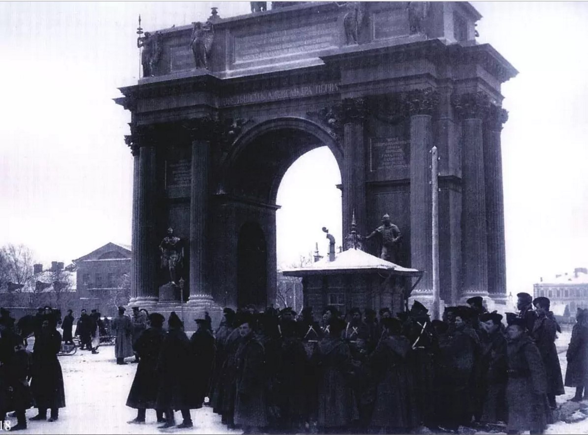 У Нарвских ворот 9 января 1905 года до начала шествия