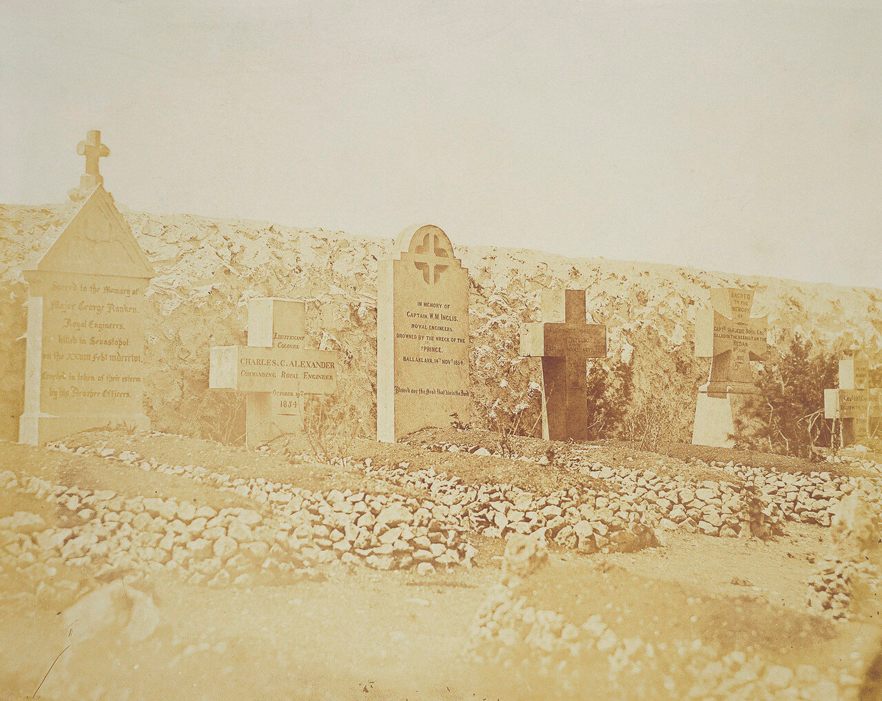 Могилы офицеров Королевского инженерного корпуса на британском кладбище