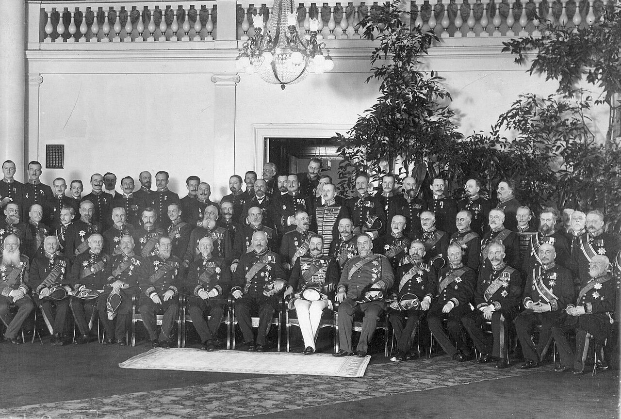 09. Группа сенаторов у входа в зал заседаний. 1914