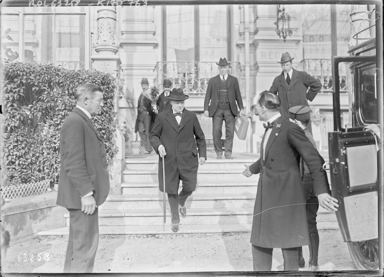 1921. Уинстон Черчилль выходит из отеля «Регина» в Ницце