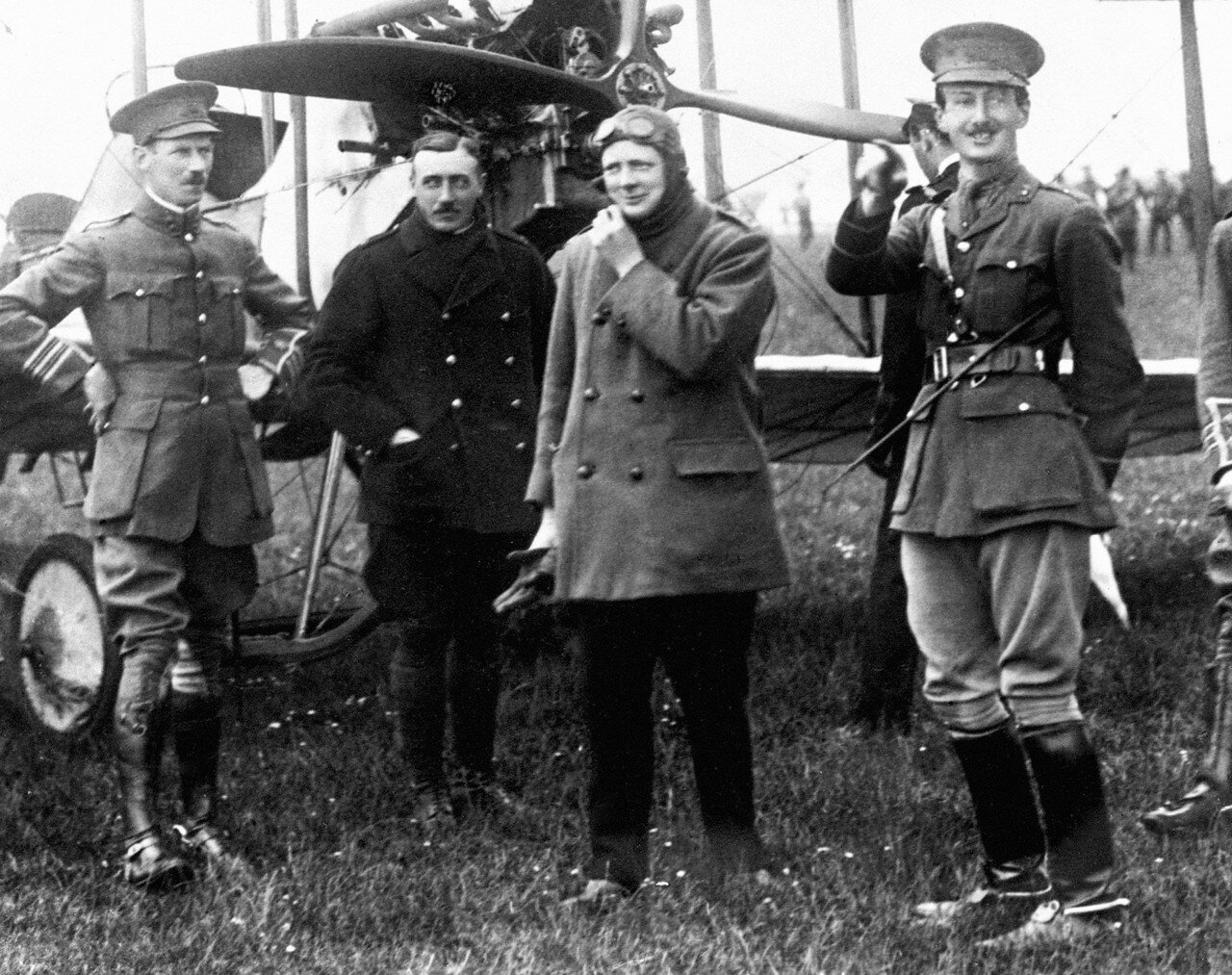 1914. Уинстон Черчилль, первый лорд адмиралтейства прибыл в Портсмут совершив двадцатиминутный полет на самолете, пилотируемом майором Джеррардом. Апрель
