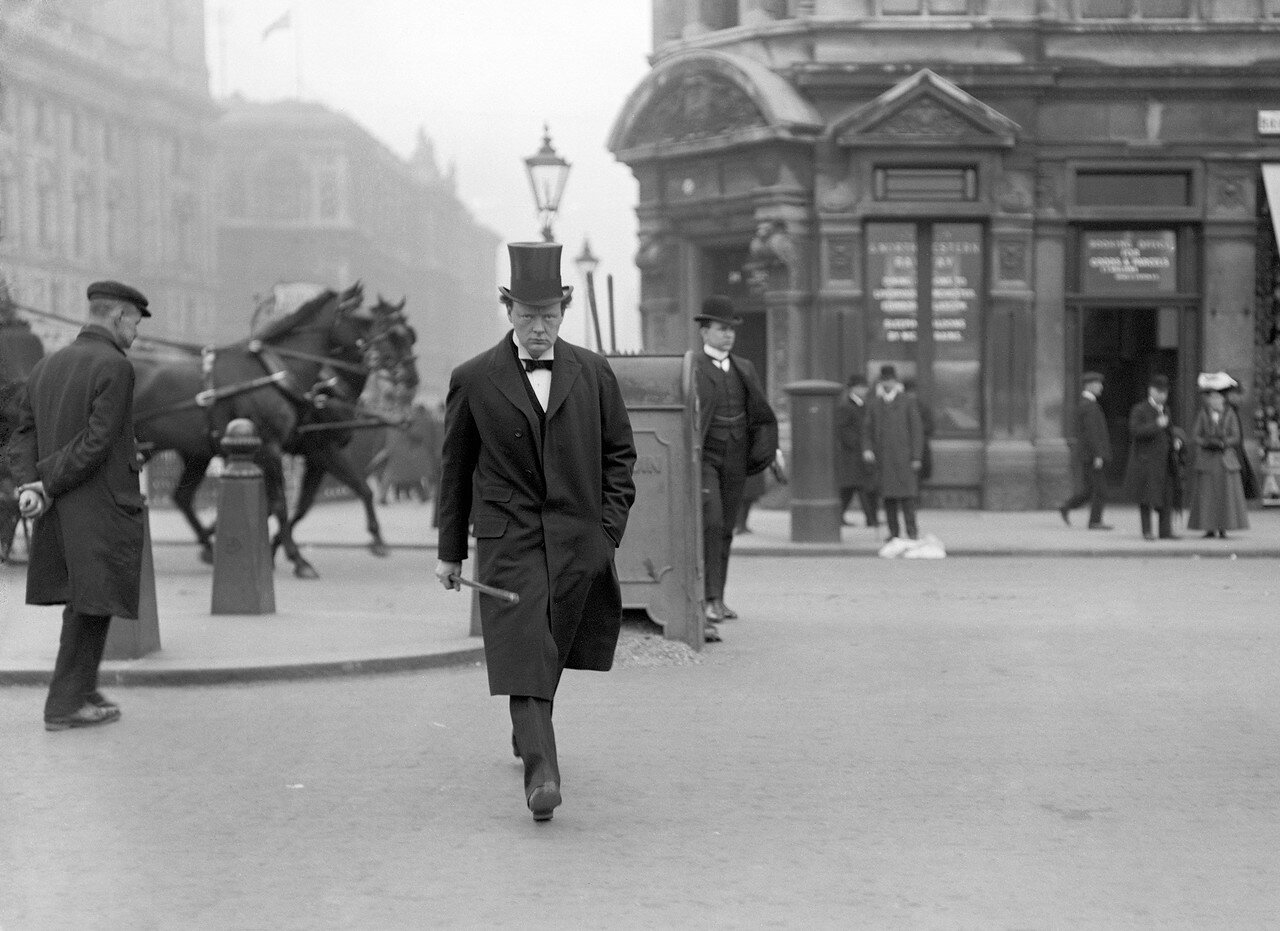 1905.Заместитель министра по делам колоний Уинстон Черчилль на своем пути к зданию Парламента