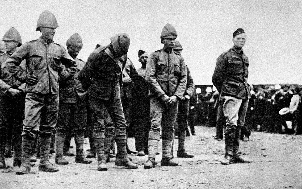 1899. Уинстон Черчилль (справа) в лагере для военнопленных, устроенном в Государственной образцовой школе в Претории