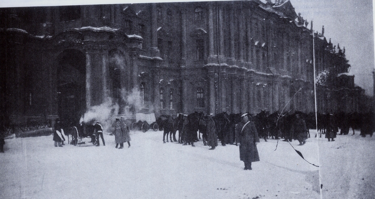 Отряды солдат у Зимнего дворца 9 января 1905 года