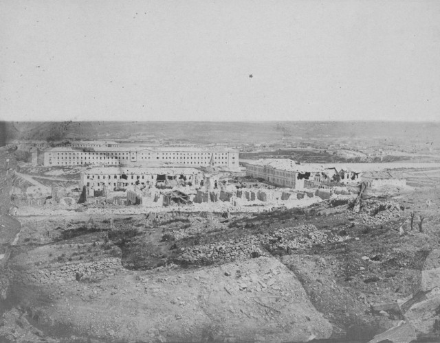 Вид на Лазаревские казармы в Севастополе. Фото из собрания Британской библиотеки.jpg