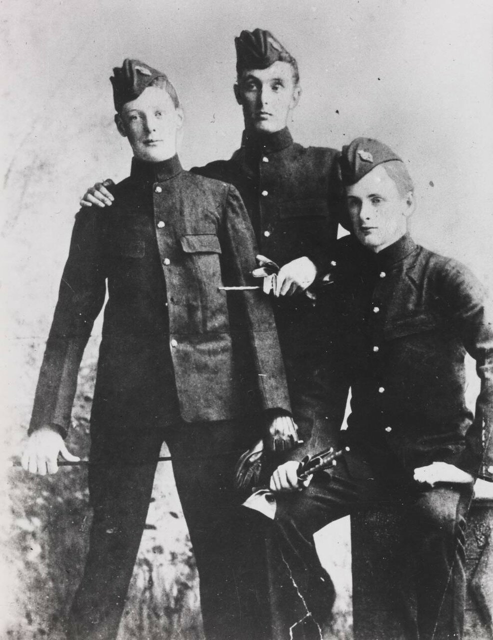1894. Черчилль (справа) со своими друзьями в Королевской военной академии в Сандхерсте незадолго до отбытия в 4-й её королевского величества гусарский полк