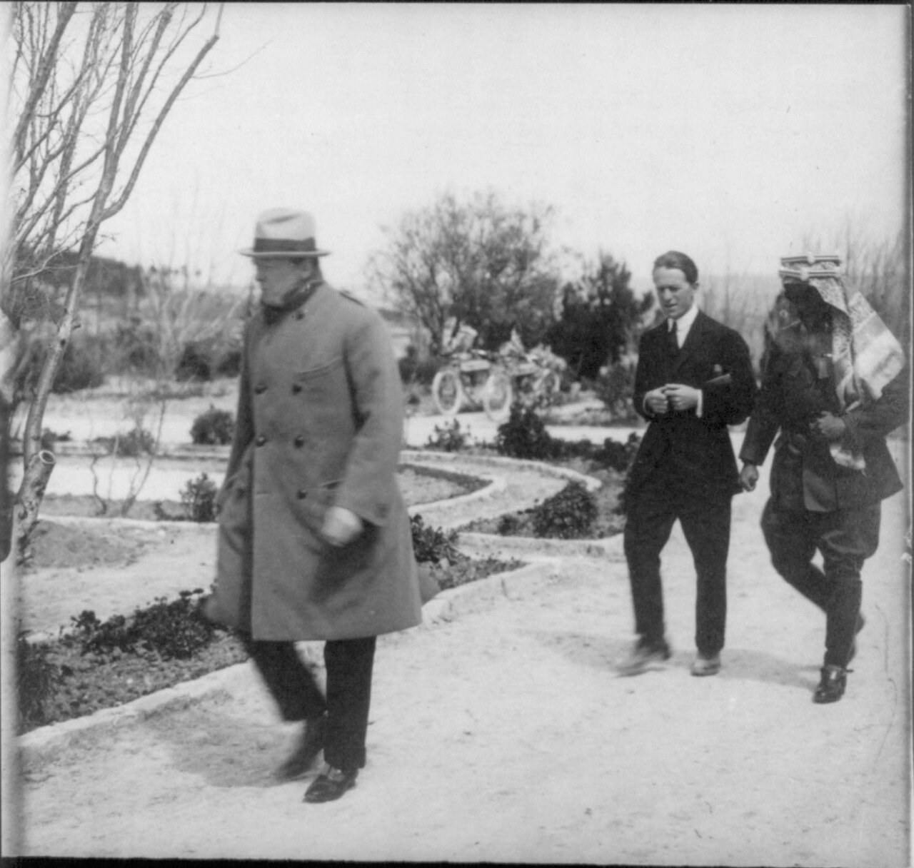 1921. Уинстон Черчилль, Томас Лоуренc и эмир Абдулла прогуливаются в саду дома Правительства во время секретной конференции в Иерусалиме