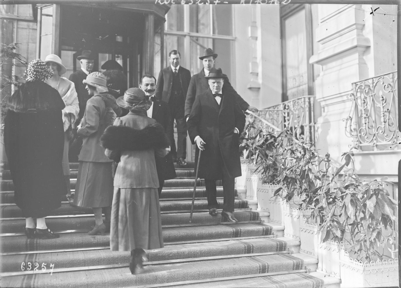 1921. Уинстон Черчилль возле отеля «Регина» в Ницце