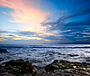 Скалистый берег океана на закате | Фото