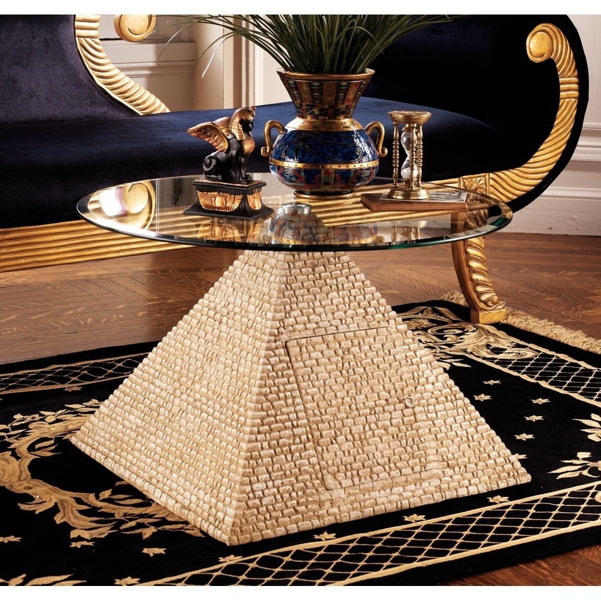 Круглый стол на пирамиде в египетском стиле