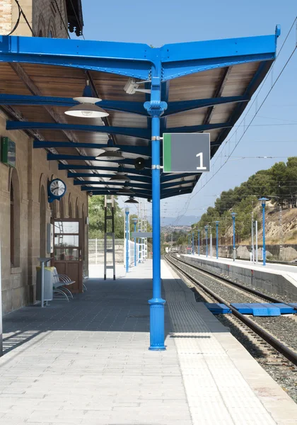 Железнодорожные станции и железнодорожные рельсы — стоковое фото