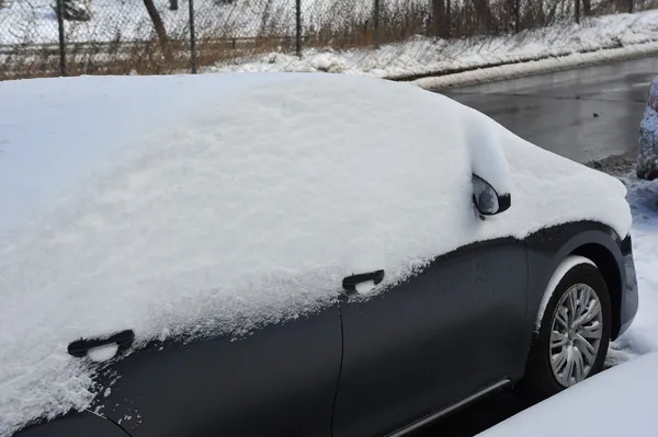 Автомобиль под глубокий свежий снег в Нью-Йорке — стоковое фото