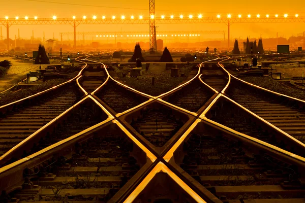 Грузовая платформа поезда на закате с контейнером — стоковое фото