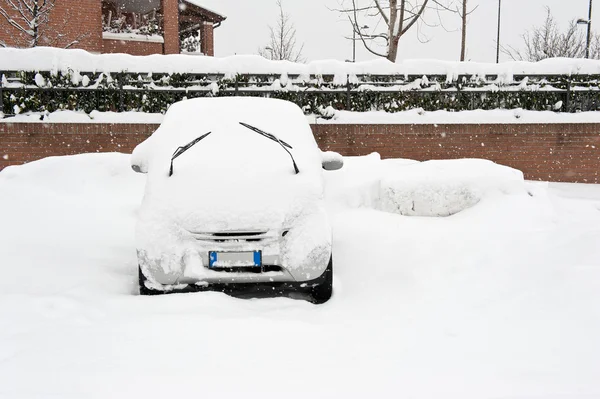 Автомобиль, похоронен на снегу — стоковое фото