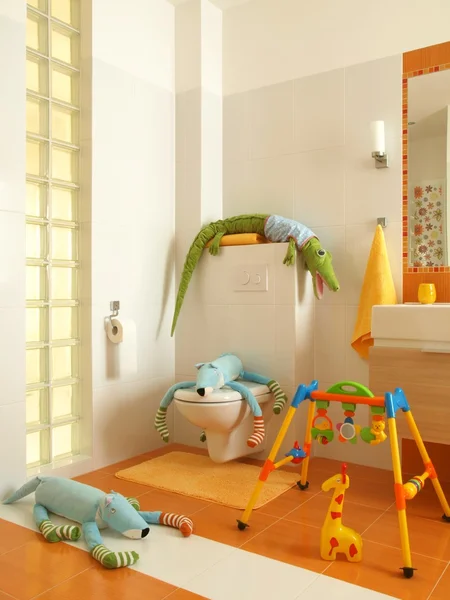 Красочные bathrom ребенка с игрушками — стоковое фото